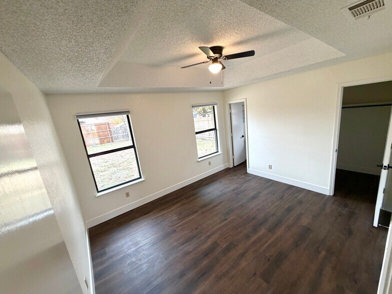 Building Photo - 800 Nicole Dr