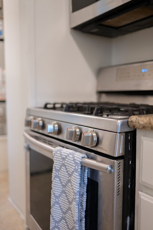 Building Photo - Charming Bungalow with King Size Bed