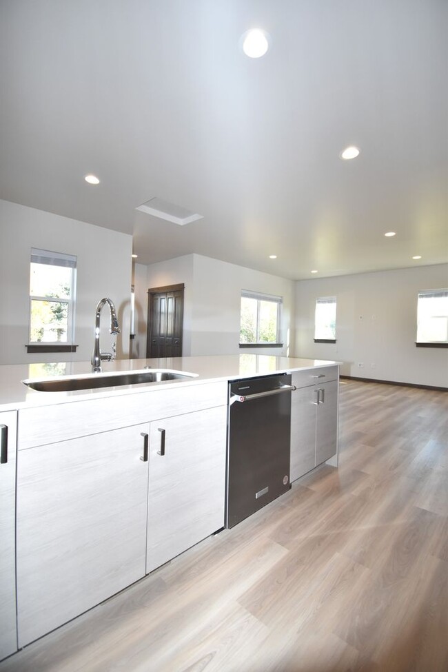 Building Photo - Gorgeous and Brand NEW 3 Bedroom with doub...