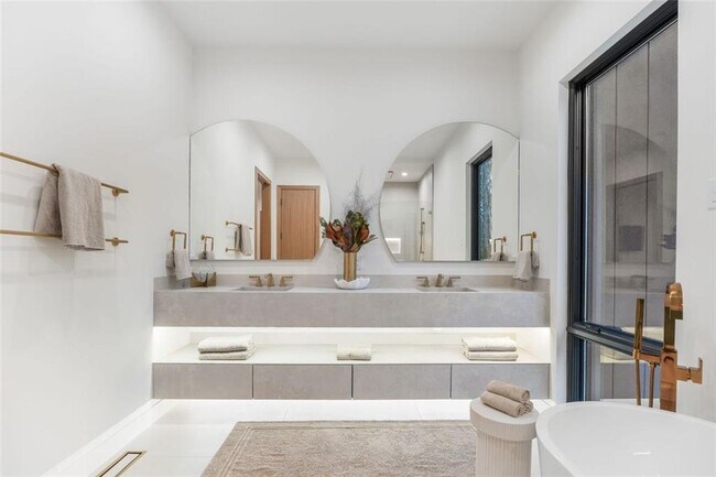 Building Photo - 1736 Cox Rd