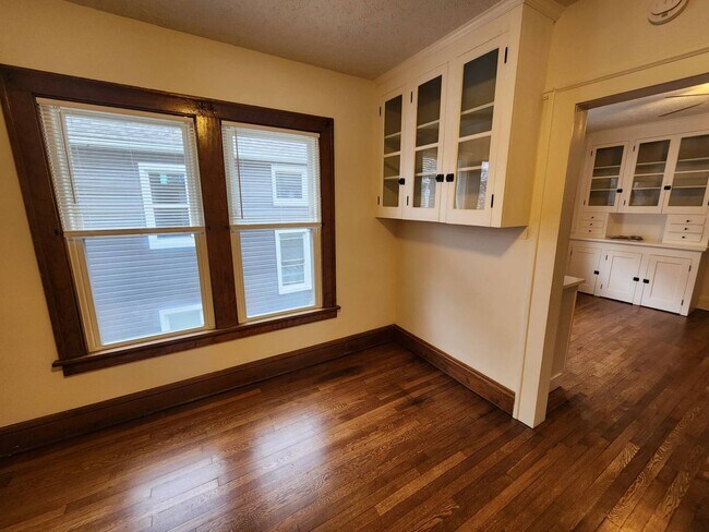 Building Photo - 2033 Robin St