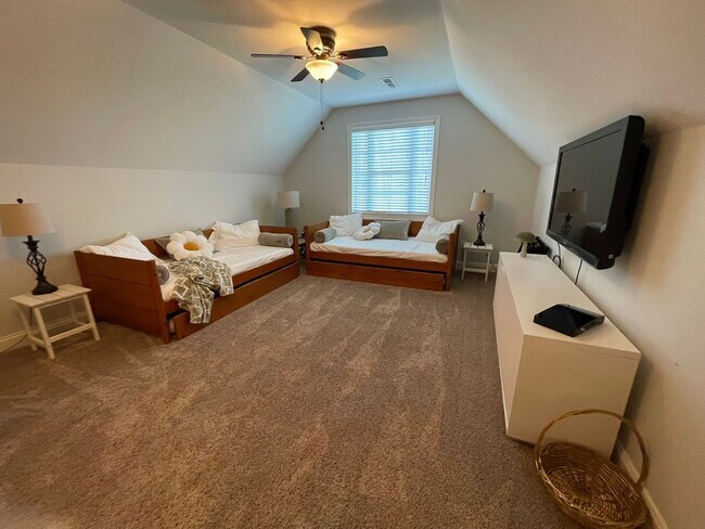 Building Photo - Fully Furnished, Short Term Rental, 1 Mont...