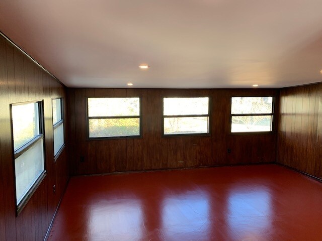 Building Photo - 713 Hutchins Dr