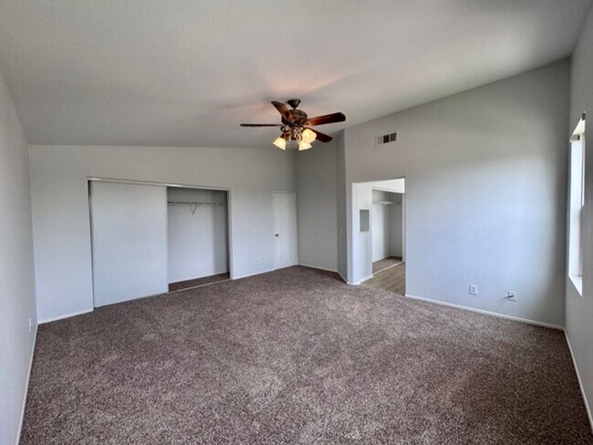 Building Photo - Spacious 4 Bedroom Home with a loft AND bo...