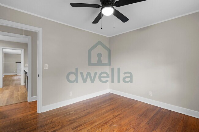 Building Photo - "Charming 5-Bedroom Oasis with 2 Full Bath...