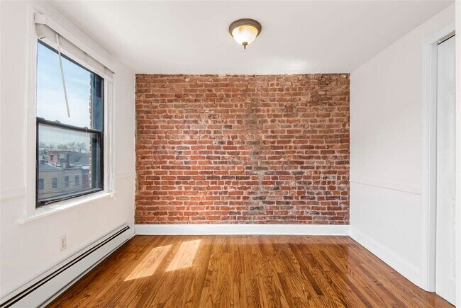 Building Photo - 212 5th St