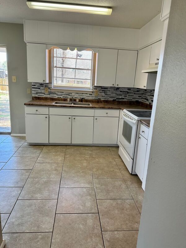 Building Photo - 3624 Sanderson Ln