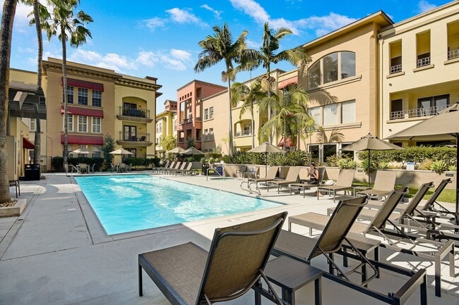 Building Photo - 2 bedroom 2 bathroom condo in Uptown District!