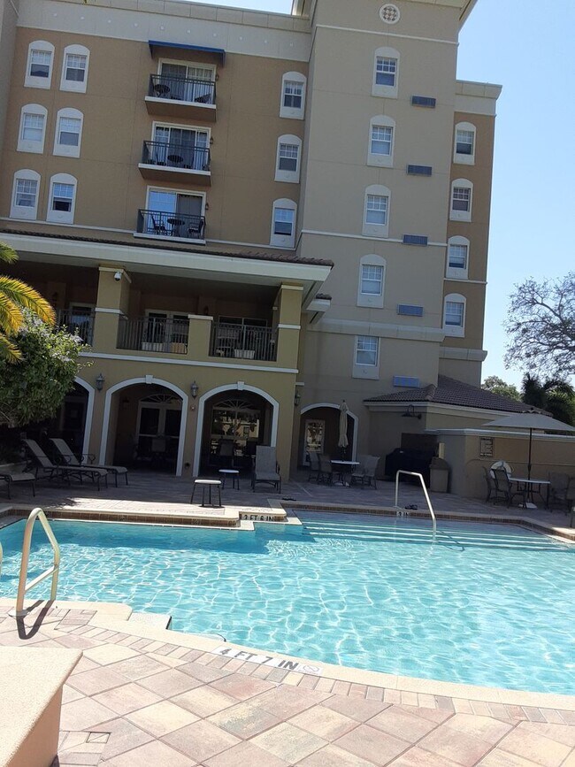 Building Photo - Annual unfurnished 2/2 luxury condo downto...