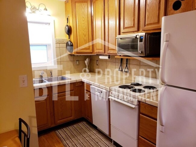 Building Photo - Cozy 1 bedroom Lake condo!!