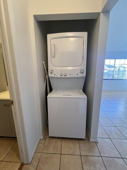 Building Photo - Available Now 2/2 in Port Charlotte