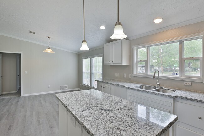 Building Photo - 1520 W Creek Dr