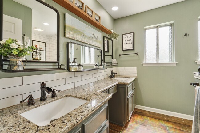 Building Photo - 5003 Mockingbird Ln