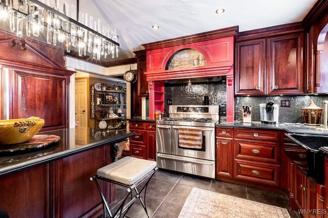 Building Photo - 72 N Long St