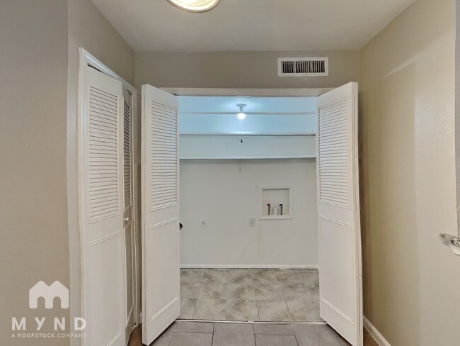 Building Photo - 5033 Amhurst Ln