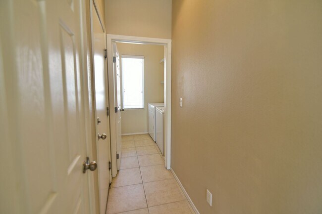 Building Photo - Beautiful 4BED/3BATH/CAR home located in SW Las Vegas!