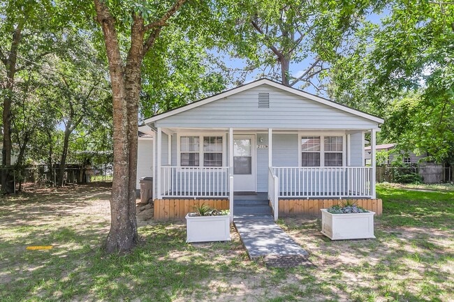 Building Photo - Charming 2 bedroom 1 bathroom home availab...