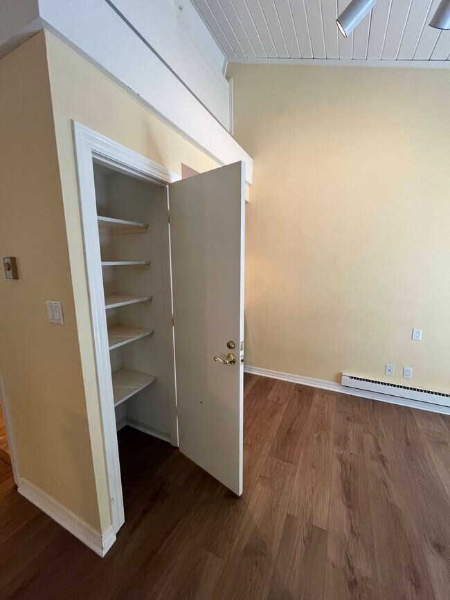 Building Photo - Available Now! 4 bedroom, 2.5 bath unit