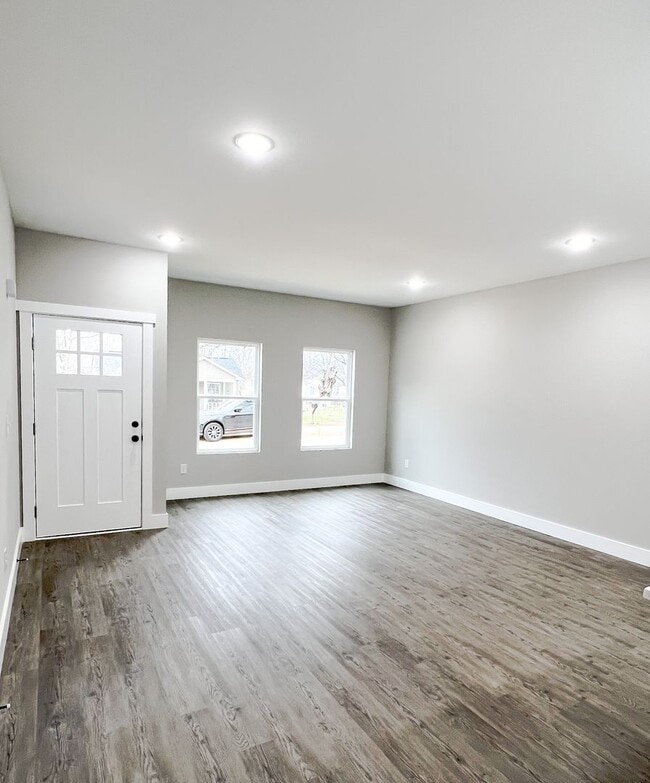 Building Photo - 3 Bedroom 2 Full Bath HOUSE with GARAGE