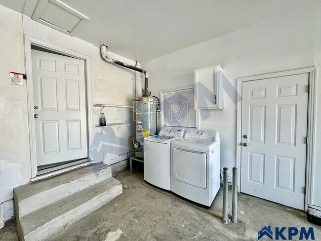 Building Photo - 2037 Lake Dr
