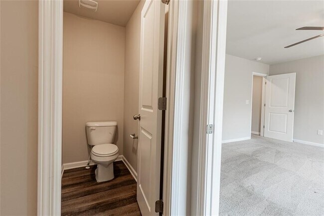 Building Photo - 9220 Golfview Cir