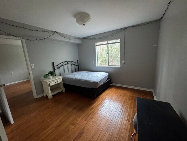 Building Photo - Updated 2/2 End-Unit Condo in Treehouse Village – Prime Location Near Campus