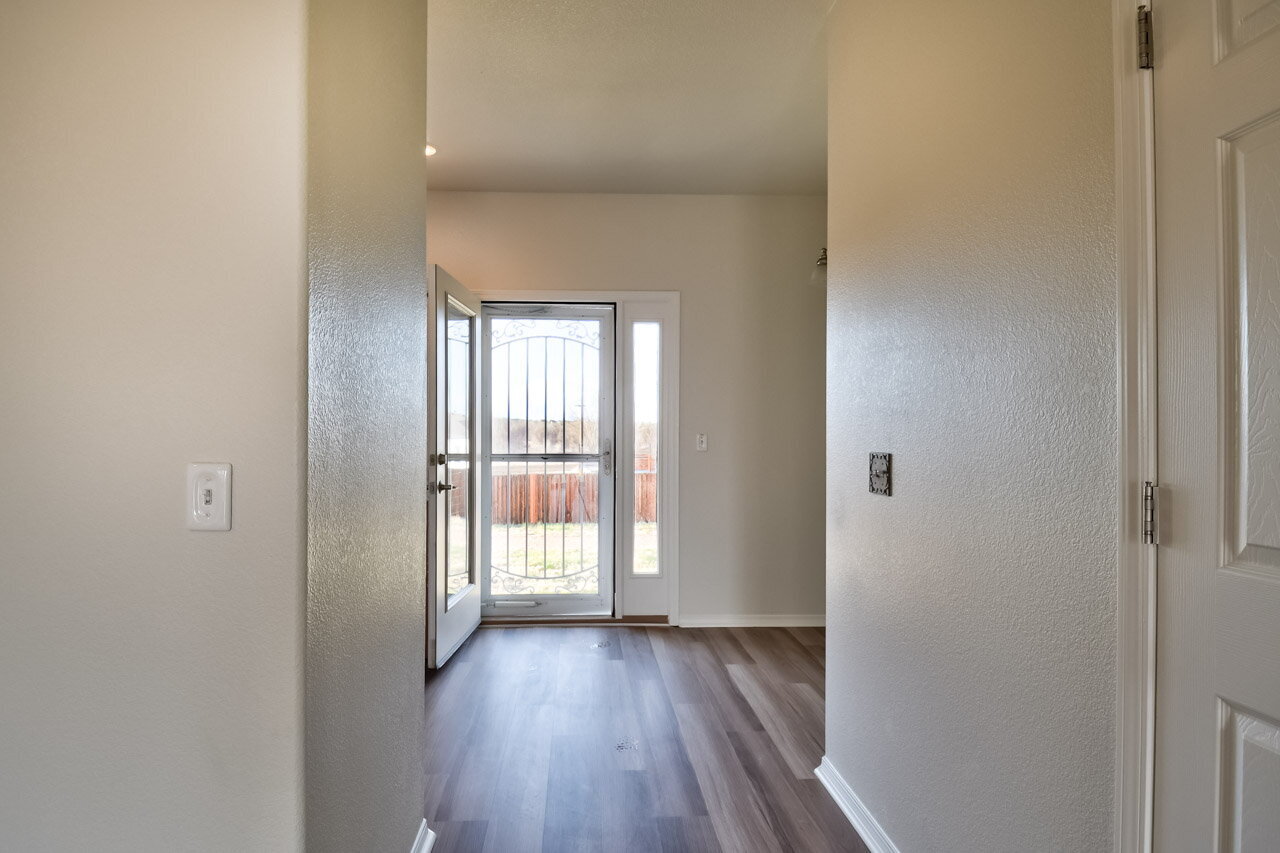 Building Photo - Move-In Ready 2-Bedroom with Central A/C –...