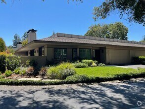 Building Photo - Luxury townhouse, close to town, easy comm...