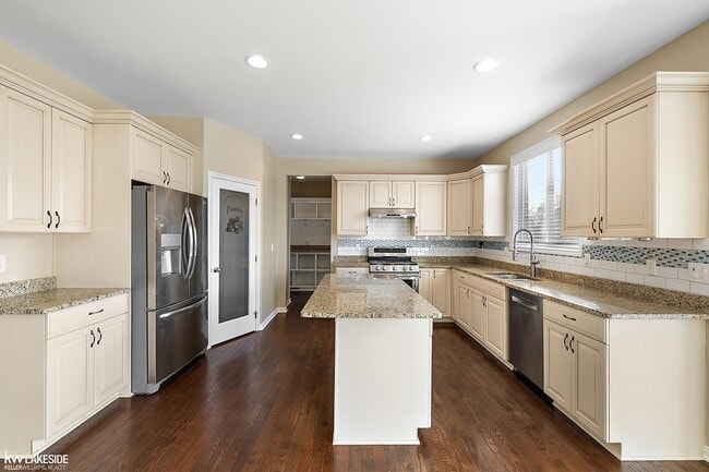 Building Photo - 46267 Terrace Dr