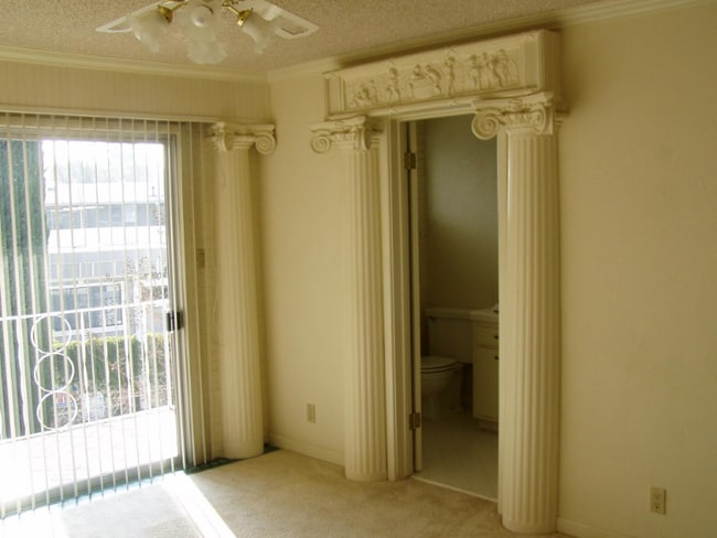 Building Photo - 6016 S Land Park Dr