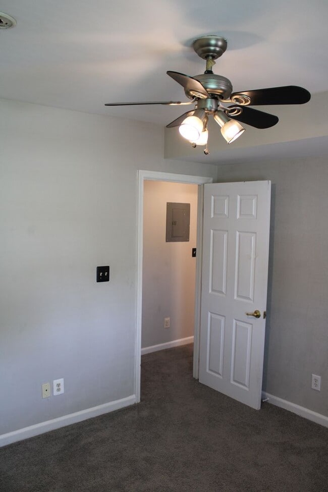 Building Photo - One Bedroom Second Floor Apartment- Dundal...