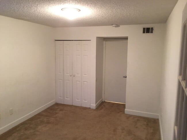 Building Photo - Venetian Place - 1736