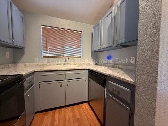 Building Photo - 3228 W Glendale Ave