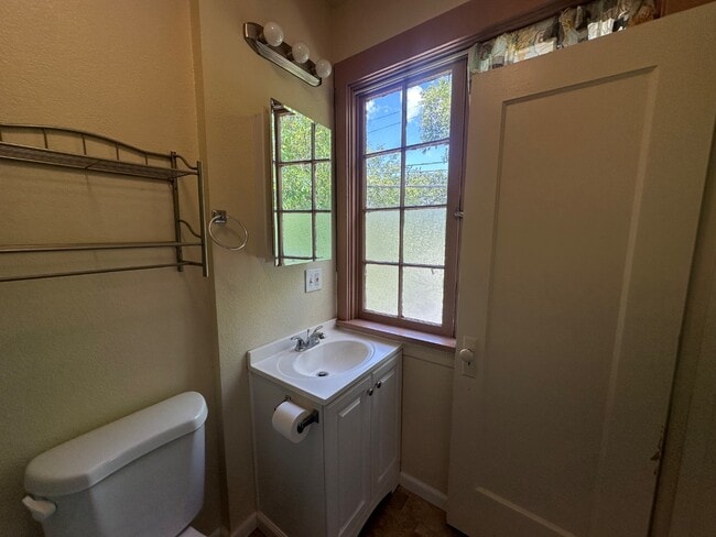 Building Photo - 1BR/1BA Apartment in Prime Downtown San Jose Location - $1910/mo includes all utitilies.
