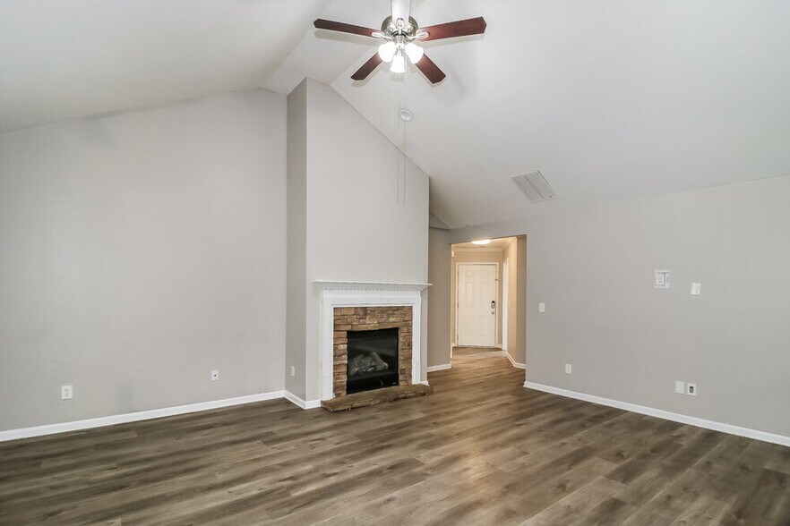 Building Photo - 224 Greenview Dr