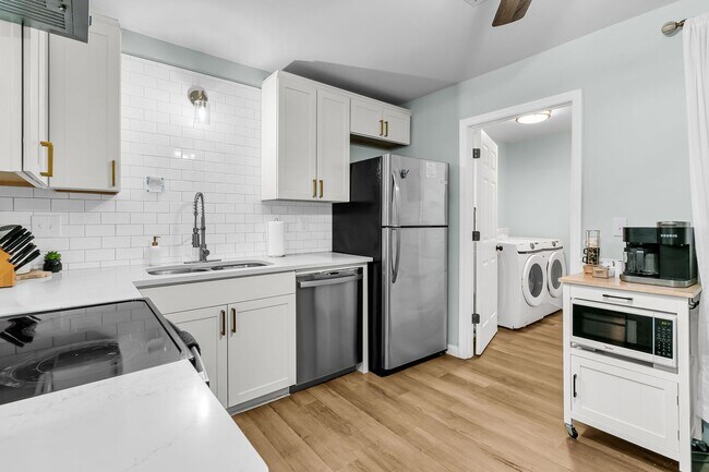 Building Photo - Fully Renovated 2 Bedroom Townhome in a Co...