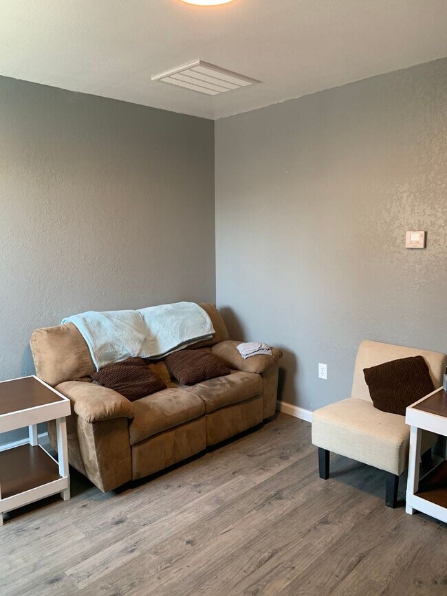 Building Photo - 903 E Carson St