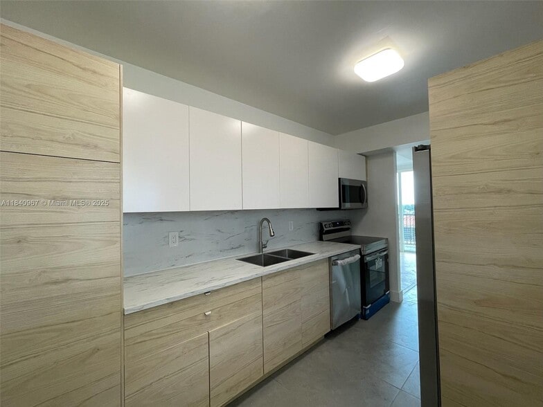 Building Photo - 8888 Collins Ave