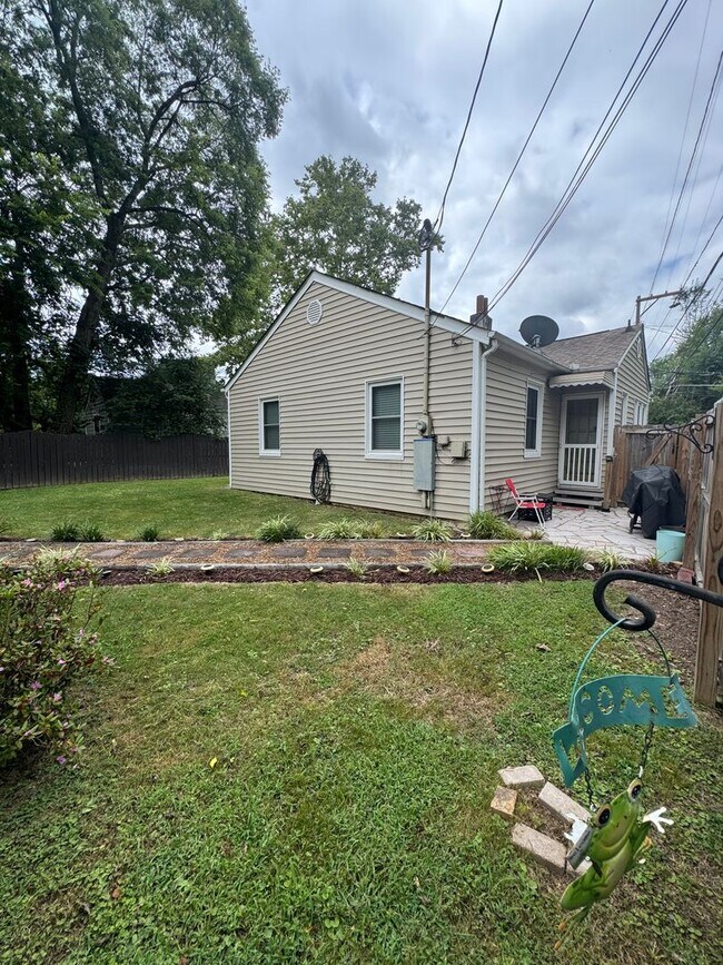 Building Photo - Knoxville 37917 - 2 bedroom, 1 bath - call Lisa Vineyard 865-216-9334