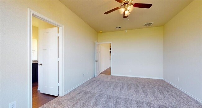Building Photo - 3 Bedroom, 2 Bath in Midtown Subdivision C...