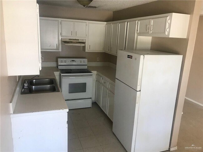 Building Photo - 1000 W Caffery Ave