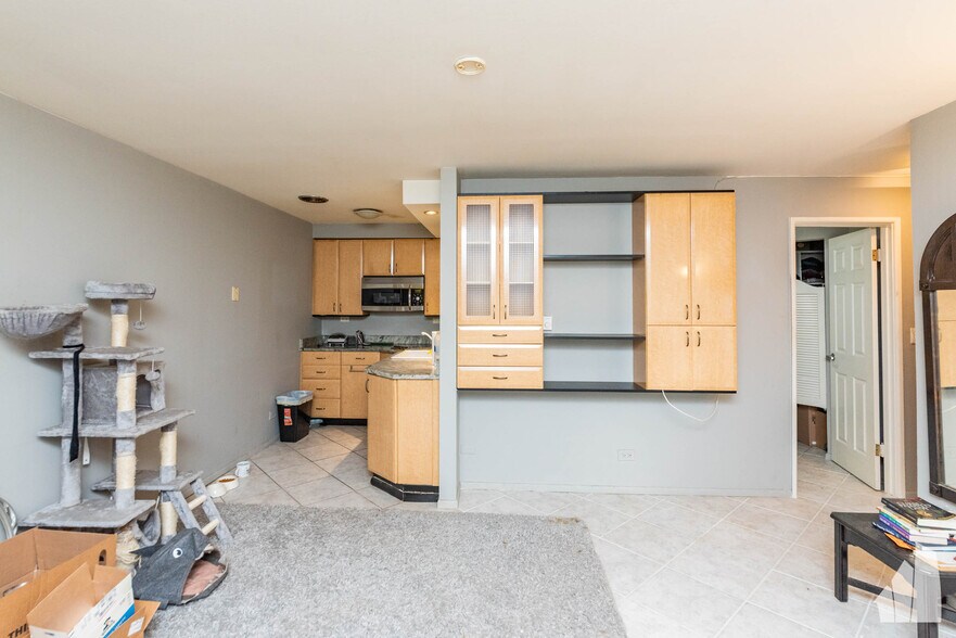 Building Photo - 3825 N Pine Grove Ave