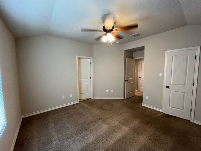 Building Photo - 6866 Lakeview Dr.