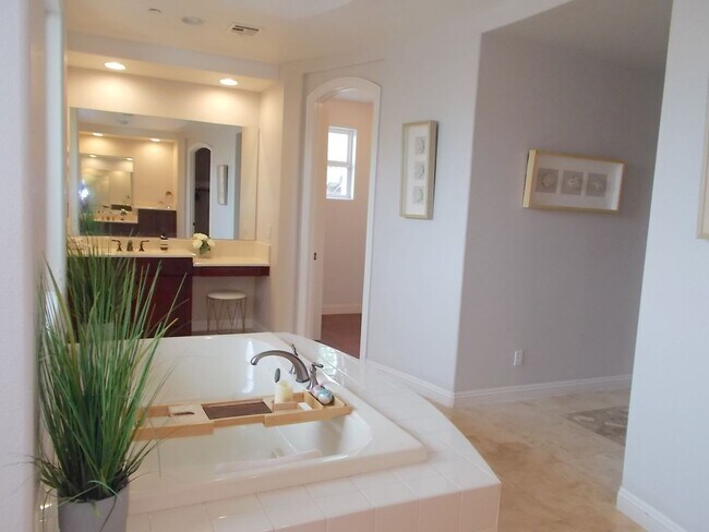 Building Photo - Spacious 4 Bed / 5 Bath Two-Story Home wit...