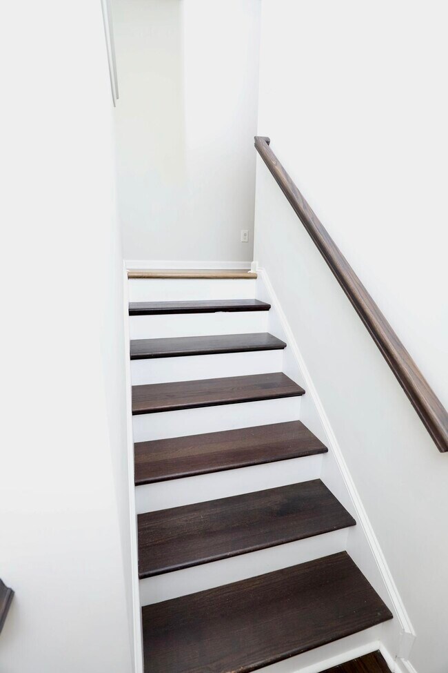 Building Photo - 1052 Ashcroft Cir