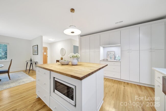 Building Photo - 3222 Clark St