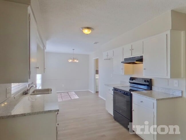 Building Photo - 1012 Wembley Rd