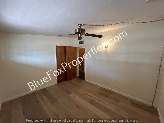 Building Photo - 3523 N Stewart Ave