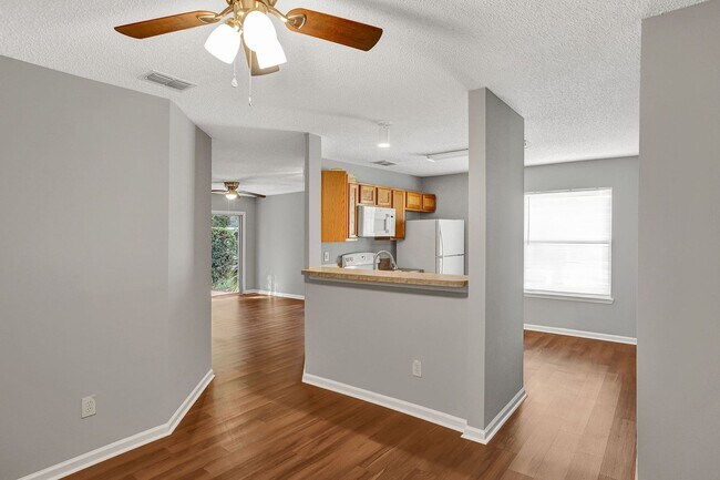 Building Photo - 3 bedroom/ 2 bathroom condo in gated South...