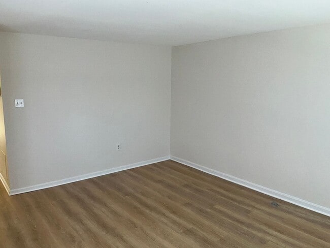 Building Photo - Very well maintained 3 bedroom 2 full 1 half bath town home located in the desired Stonebridge Co...